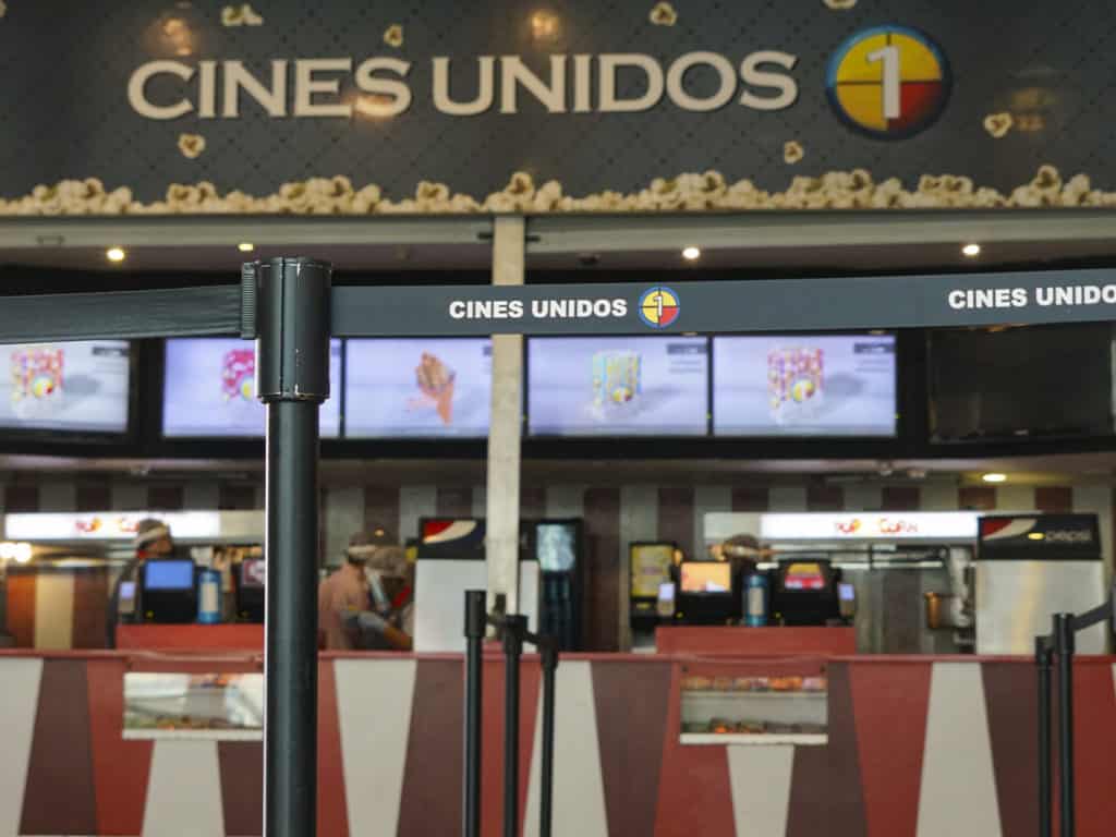 Pasillos vacíos y entradas en dólares, así fue la reactivación de cines en Venezuela
