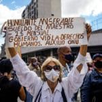 Señora docente protestando por un sueldo digno el día del maestro