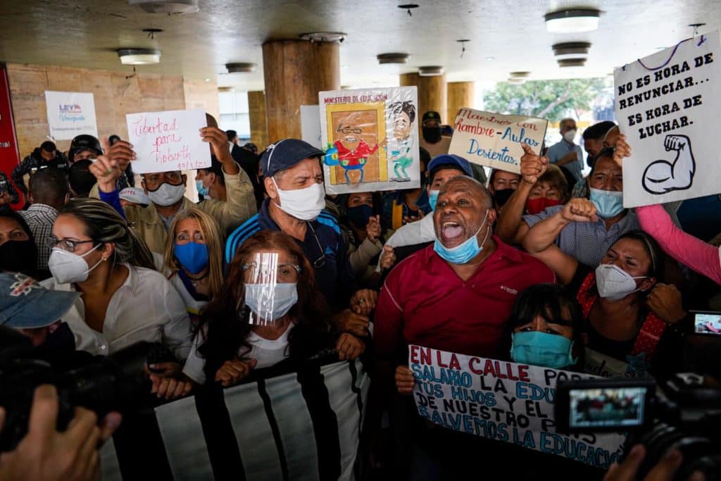 Docentes protestando por un sueldo digno el día del maestro en plaza caracas