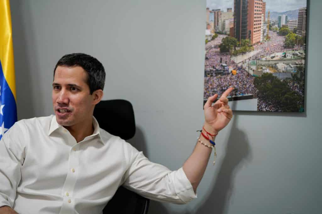 Juan Guaidó en su oficina