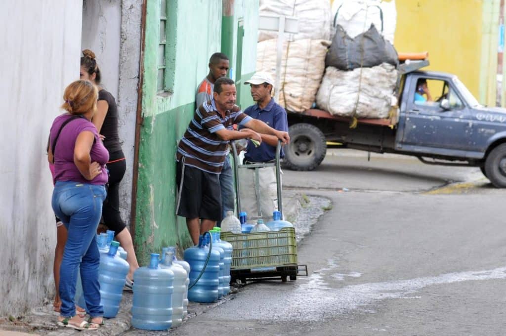 Habitantes de Valencia recorren kilómetros para buscar agua