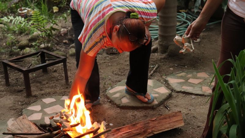 “Es como vivir en la Edad de Piedra”: el retorno a la cocina de leña por falta de gas en el interior de Venezuela