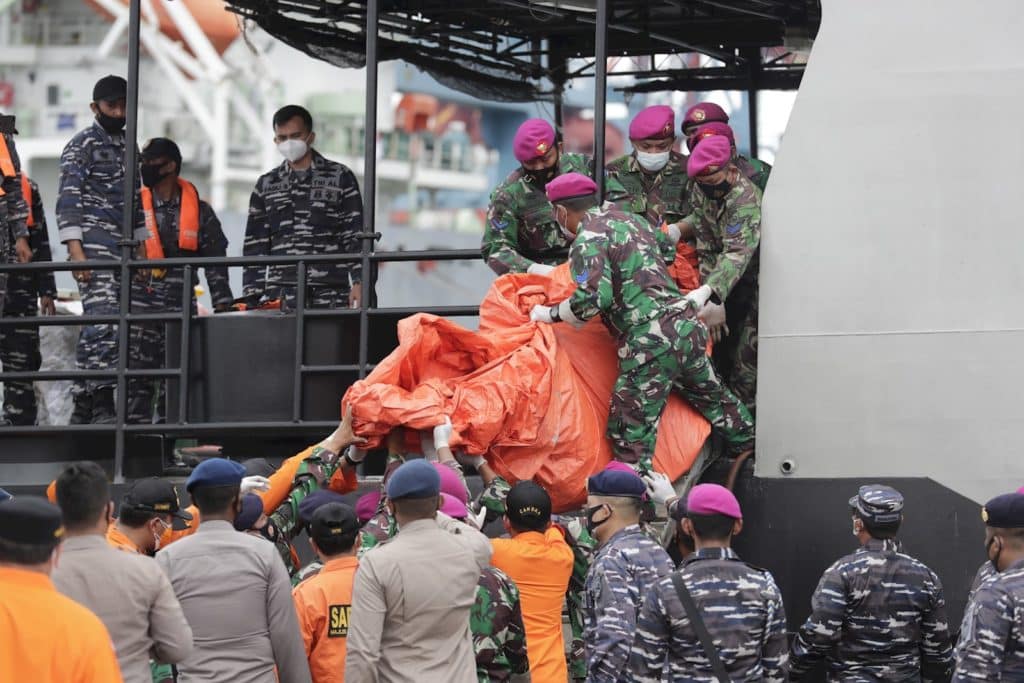 La búsqueda de un avión de Indonesia que cayó al mar con 62 personas a bordo