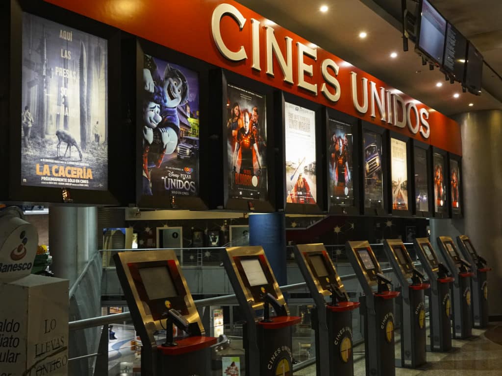 Pasillos vacíos y entradas en dólares, así fue la reactivación de cines en Venezuela