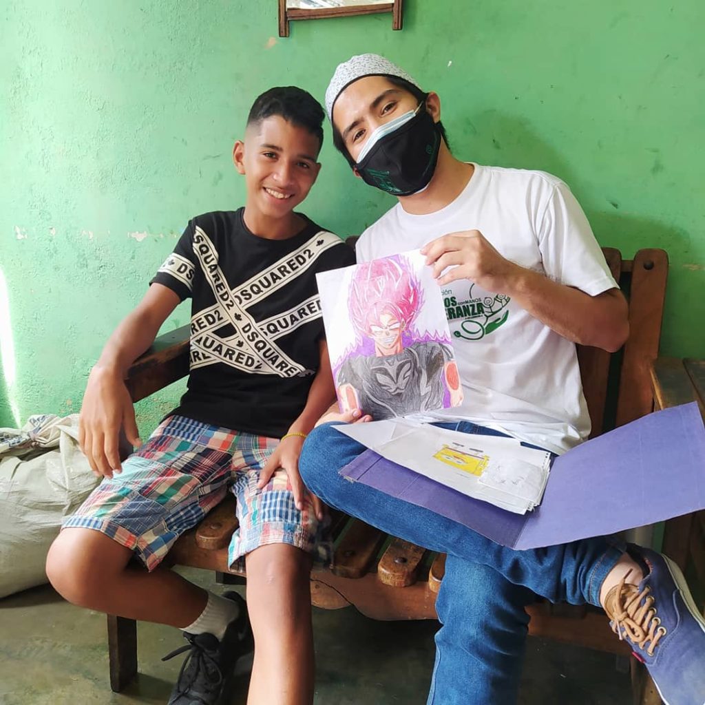 La historia del joven venezolano que vende sus dibujos a un dólar para ayudar a su mamá