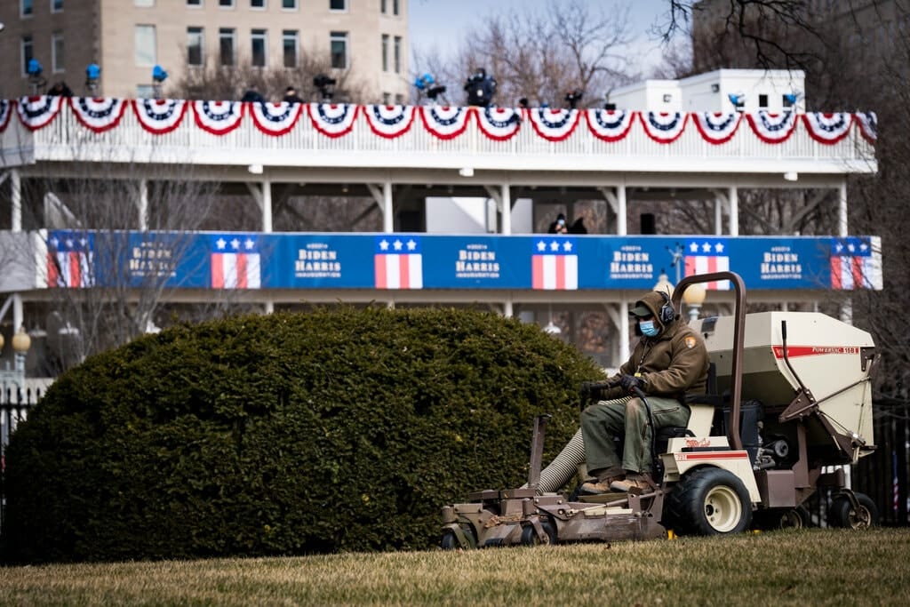 El jardín norte de la Casa Blanca mostró signos de la inminente transición