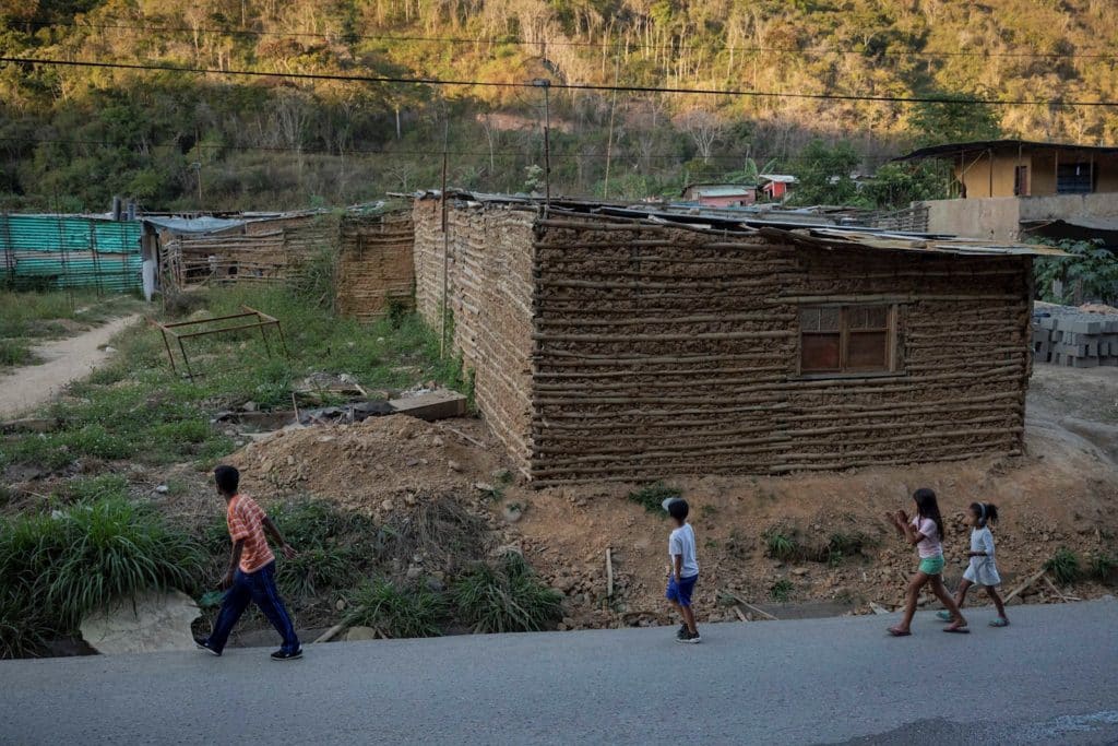 Entre precariedad y añoranza: así viven los desplazados que llegan a Caracas huyendo de la violencia