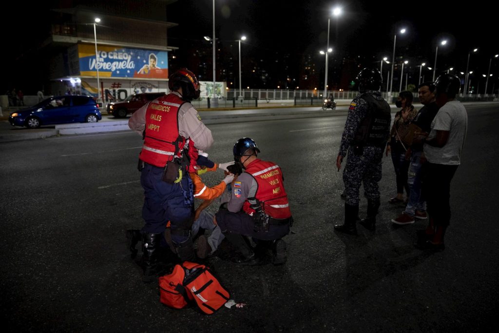 Las jornadas contrarreloj de los paramédicos de Venezuela para salvar vidas