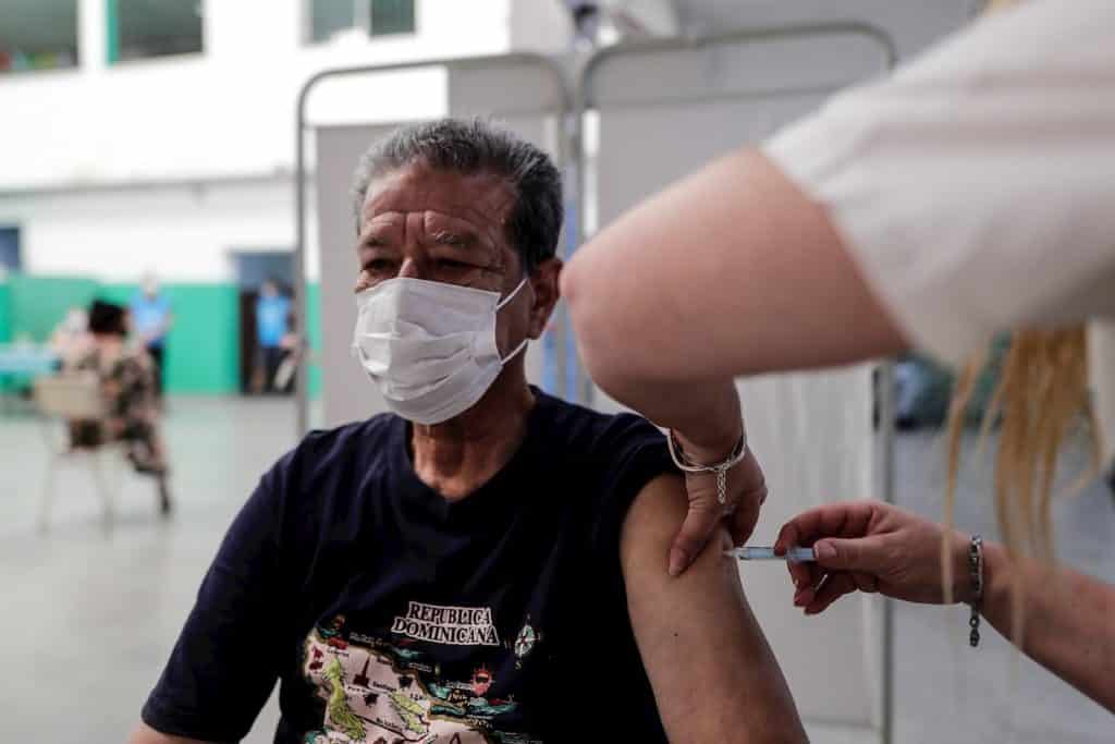 10 imágenes de cómo avanzan las jornadas de vacunación contra el covid-19 en Latinoamérica