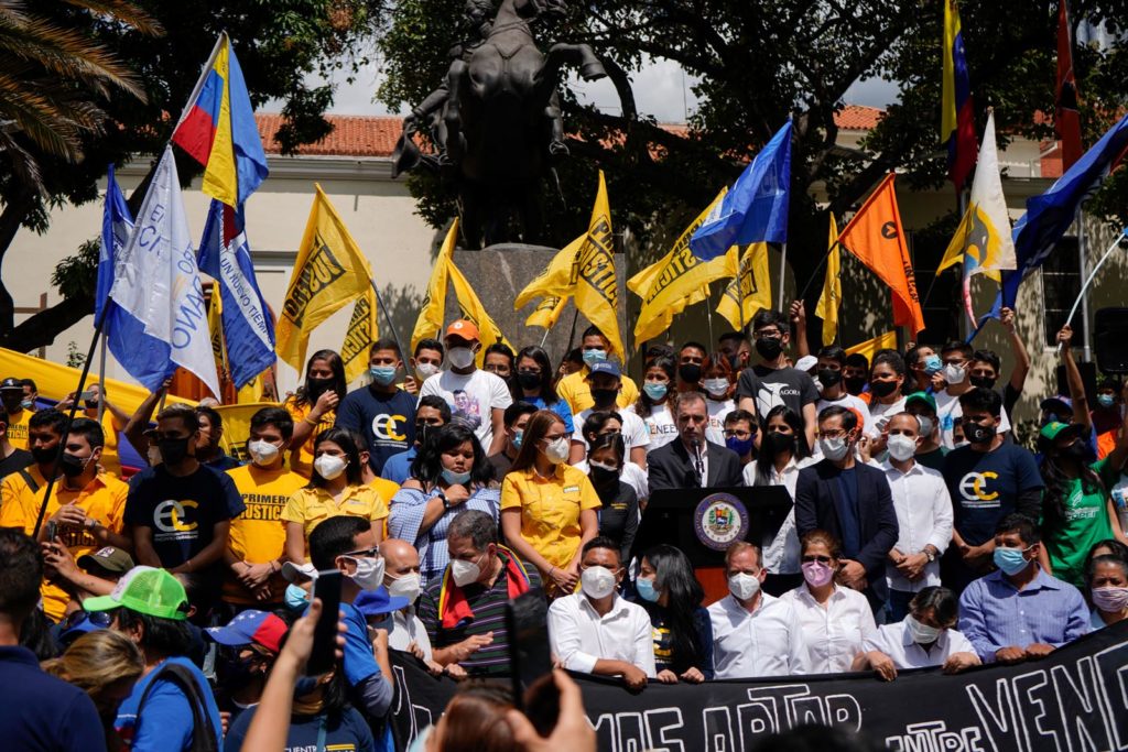 Movimientos estudiantiles en la Plaza Bolívar de Chacao en el día de la juventud