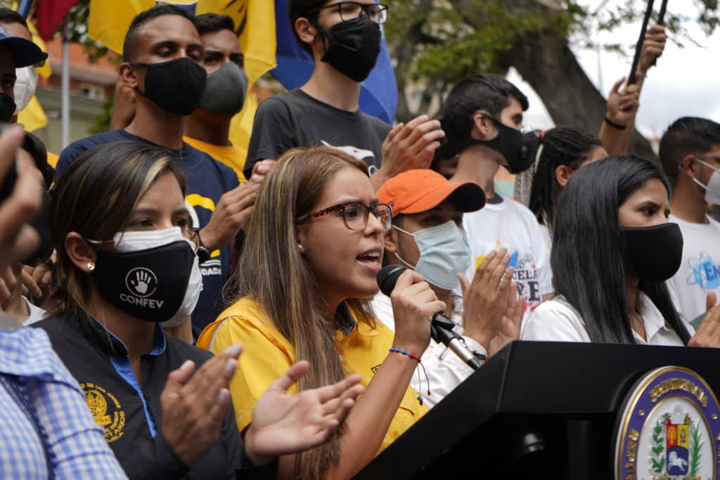 Movimientos estudiantiles en la Plaza Bolívar de Chacao en el día de la juventud