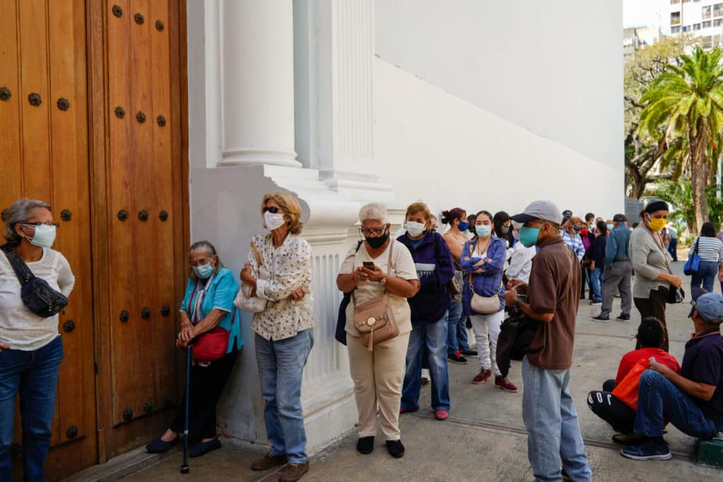 Personas haciendo cola afuera de la Iglesia de Nuestra Señora de la Candelaria en Miércoles de Ceniza