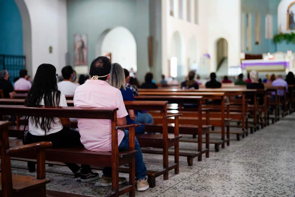 Padre e hija en la Iglesia de Nuestra Señora de Chiquinquirá en Miércoles de Ceniza