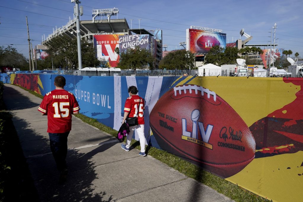 Los fanáticos de los Kansas City Chiefs pasan por el estadio Raymond James en Tampa antes del Super Bowl