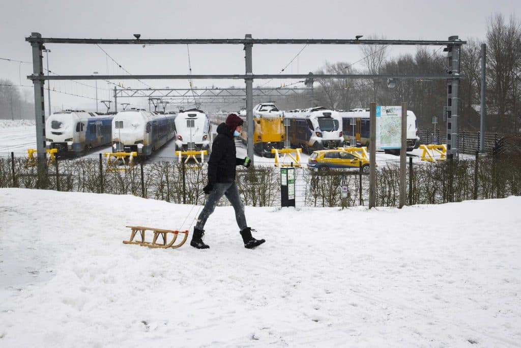 En imágenes: la primera tormenta de nieve en una década en Países Bajos