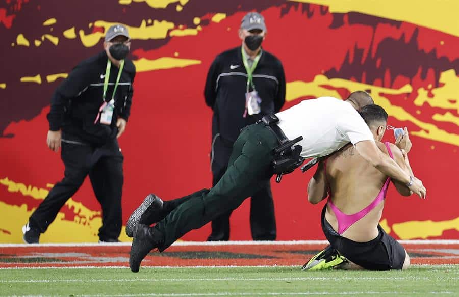 Un policía neutralizó a un fanático que se lanzó al campo durante el Super Bowl
