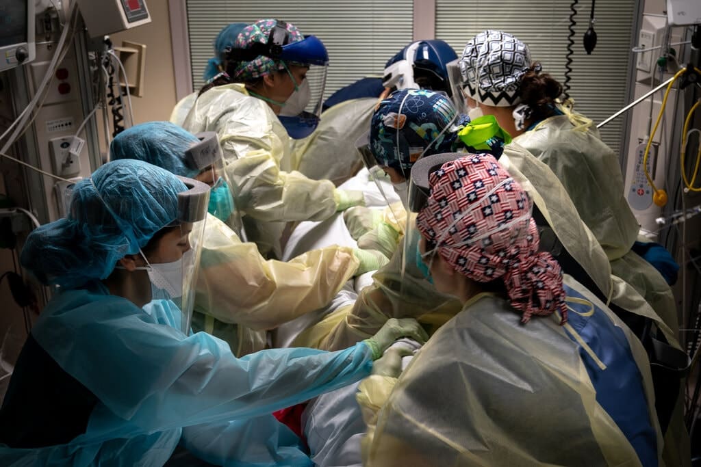 Los miembros del personal del hospital entregaron a un paciente para facilitar la respiración el año pasado en el Houston Methodist Hospital en Texas.Crédito…Erin Schaff / The New York Times