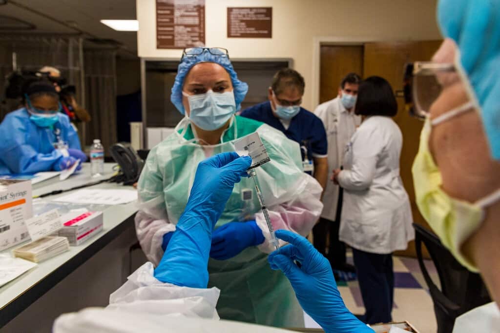 Trabajadores de la salud que reciben vacunas Covid en Mount Sinai Medical Center en Miami.Crédito…Saul Martinez para The New York Times