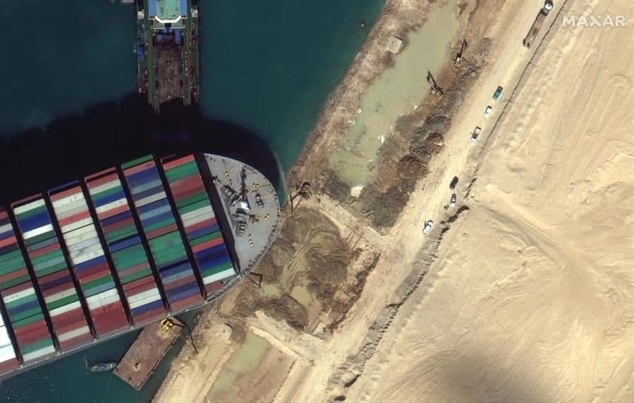 Este sábado intentarán mover el portacontenedores encallado en el canal de Suez