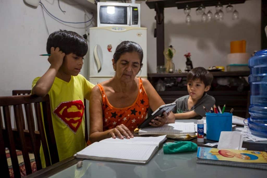 Migración y abandono: abuelas venezolanas que deben criar a sus nietos con pocos recursos