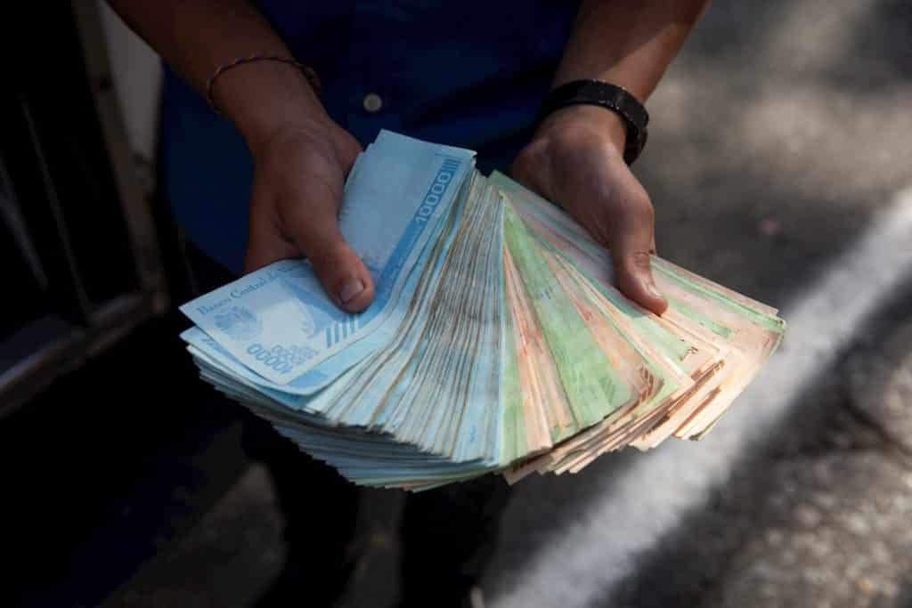 Los venezolanos no ven beneficios en los nuevos billetes: “Con un millón no se compra nada, ni un caramelo”