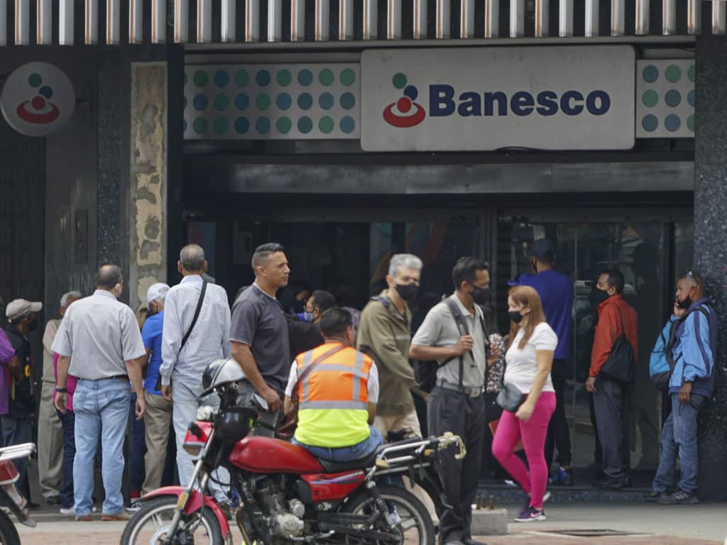 ¿Cómo retirar dólares por taquilla de bancos en Venezuela?