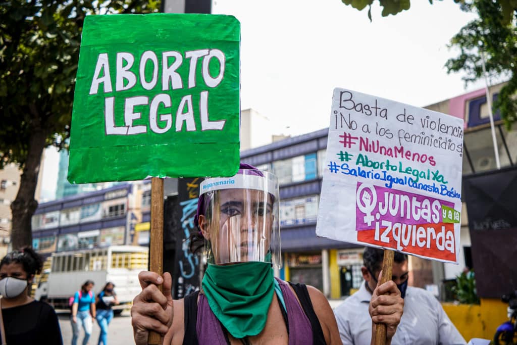 Organizaciones y activistas feministas protestando en la plazza Brión de Chacaito con motivo al Día de la Mujer