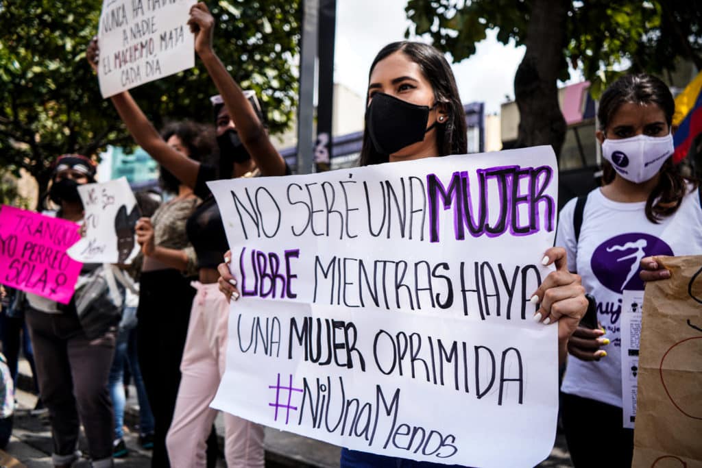 Organizaciones y activistas feministas protestando en la plazza Brión de Chacaito con motivo al Día de la Mujer