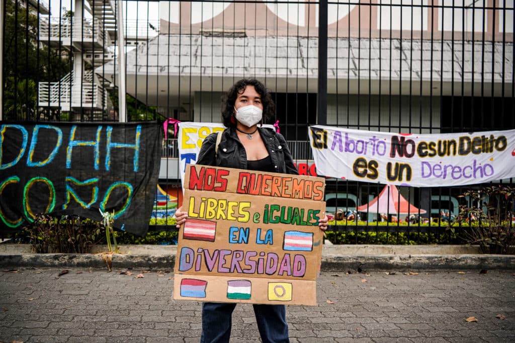 Organizaciones y activistas feministas protestando en la plazza Brión de Chacaito con motivo al Día de la Mujer