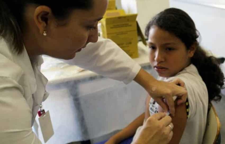 Aplicar la vacuna contra el VPH entre los 9 y 12 años de edad (ayuda a prevenir más casos de cáncer que cuando la inmunización se realiza en edades mayores)