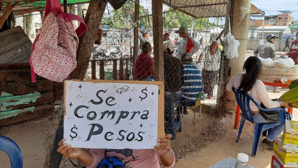 En el centro de Puerto Ayacucho, se exhiben los carteles para comprar pesos