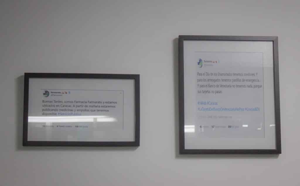 El primer tuit de Farmarato y el del Día de los Enamorados están enmarcados en la pared de área digital de la Farmacia