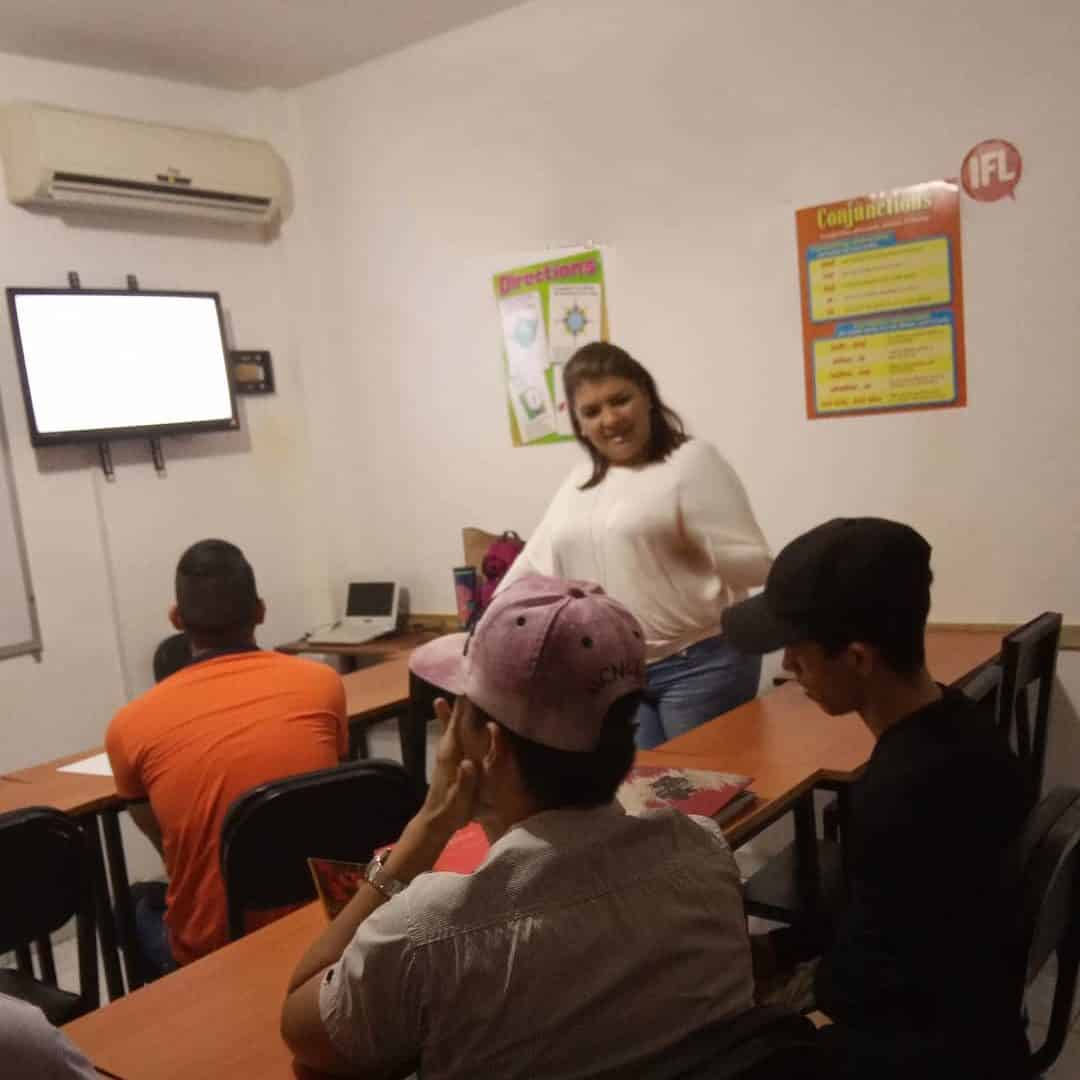 La docente venezolana que se dedica a enseñar a leer a adultos mayores en Maracay