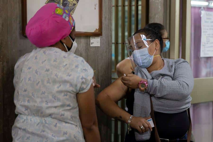 En Venezuela el número de contagiados aumenta mientras la vacunación es lenta