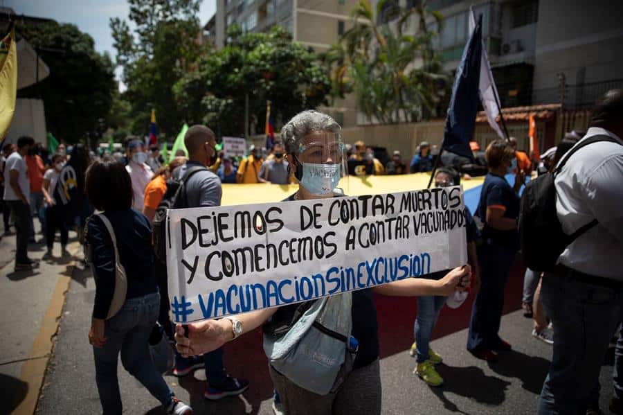 Las imágenes que dejó la protesta de miembros del sector salud exigiendo la vacunación en Venezuela