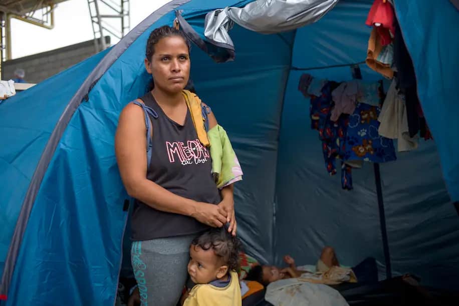 La ofensiva militar venezolana envía a miles a huir, agravando una de las peores crisis de refugiados del mundo