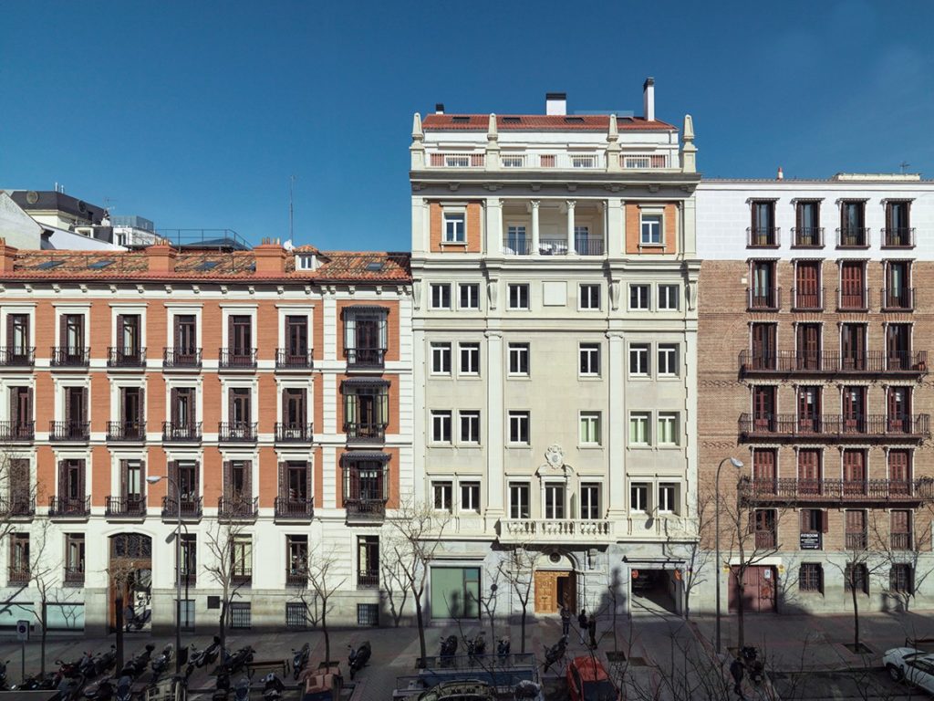 Un edificio histórico de Madrid se adorna con los colores de Cruz-Diez