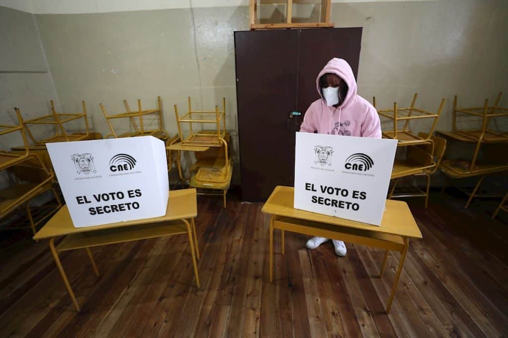 Ecuador y Perú abren sus urnas para el “superdomingo” electoral