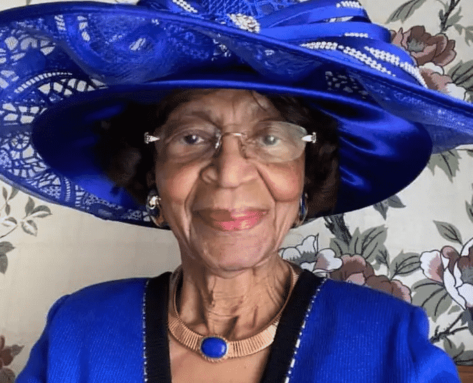 Esta mujer, de 82 años, se viste de punta en blanco cada domingo para la iglesia virtual. Sus selfies se han vuelto legendarios