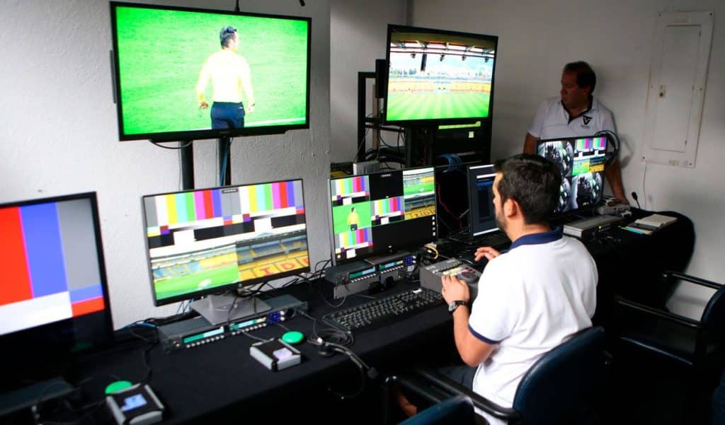 ¿En qué consiste el asesor de video en el arbitraje del fútbol venezolano?

“El proyecto para implementar el VAR en la Liga Futve está encaminado”