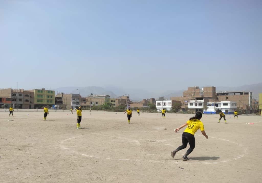 Tigritas del deporte: las venezolanas que promueven el kickingball en Perú