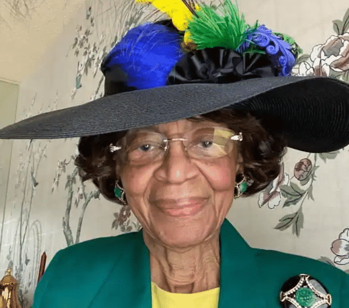 Esta mujer, de 82 años, se viste de punta en blanco cada domingo para la iglesia virtual. Sus selfies se han vuelto legendarios
