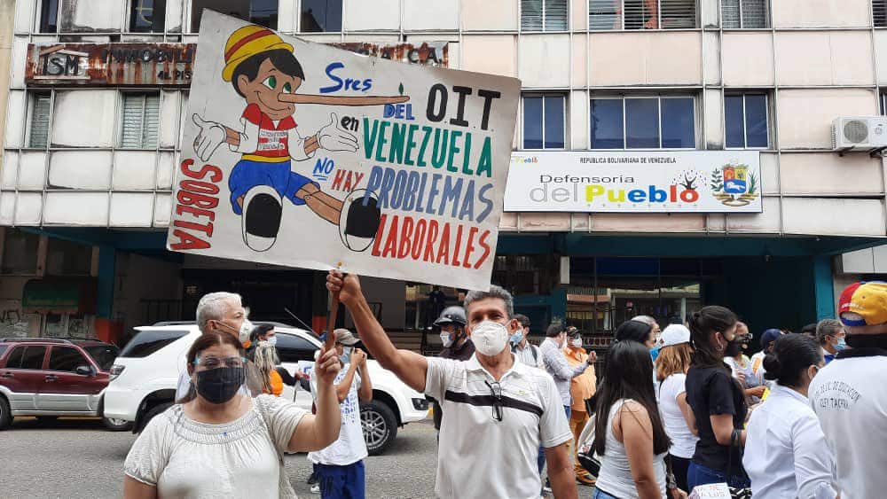 Venezolanos piden salarios y vacunas