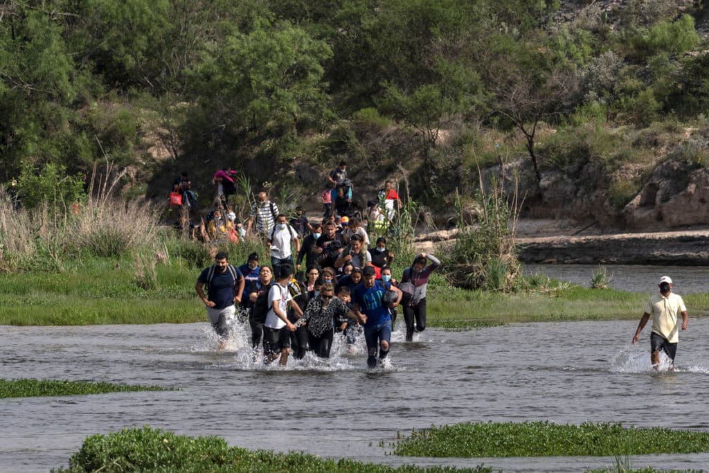 Venezolanos que huyen de la crisis cruzan el río Bravo de México hacia EE UU
