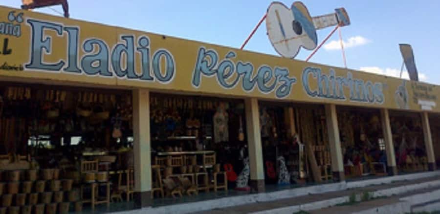 Familia crea fábrica de instrumentos musicales especializada en la elaboración de cuatro venezolano en Perú