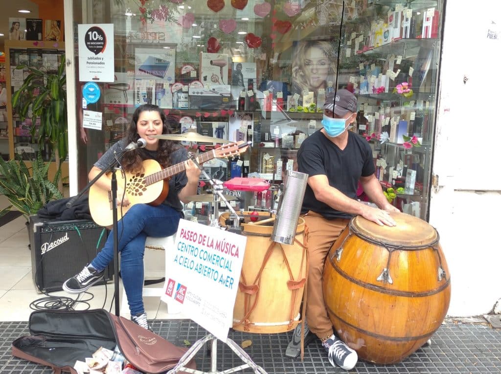 Cumplir el sueño de ganarse la vida como músico callejero en Buenos Aires