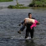 Venezolanos que huyen de la crisis cruzan el río Bravo de México hacia EE UU