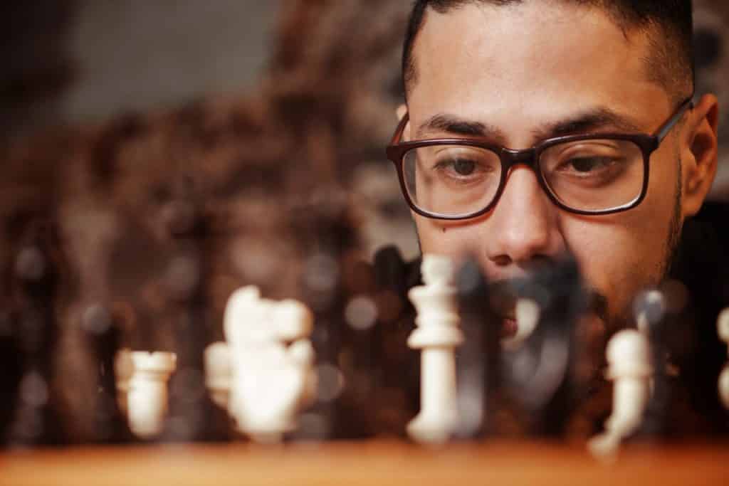 El venezolano que fundó su academia de ajedrez en Chile y da clases a niños invidentes