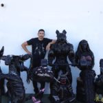 El venezolano que realiza esculturas con neumáticos reciclados en España
