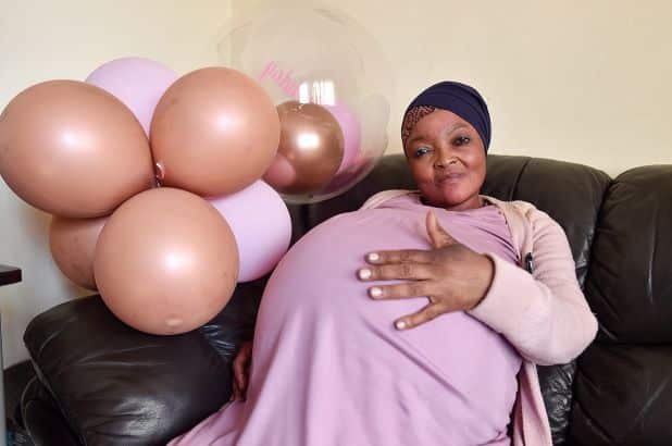 La mujer surafricana que fingió dar a luz a 10 bebés en un solo parto